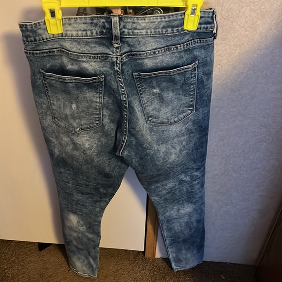 I’m selling Arizona Jean co. skinny jeans that are styled with the rips. - Picture 2 of 2